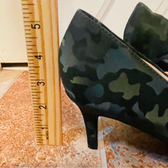 đź‘ NWOB! Fabulously Frisky LifeStride Green Silk Camo Design, Pointed Toe Pumps! - Picture 15 of 16